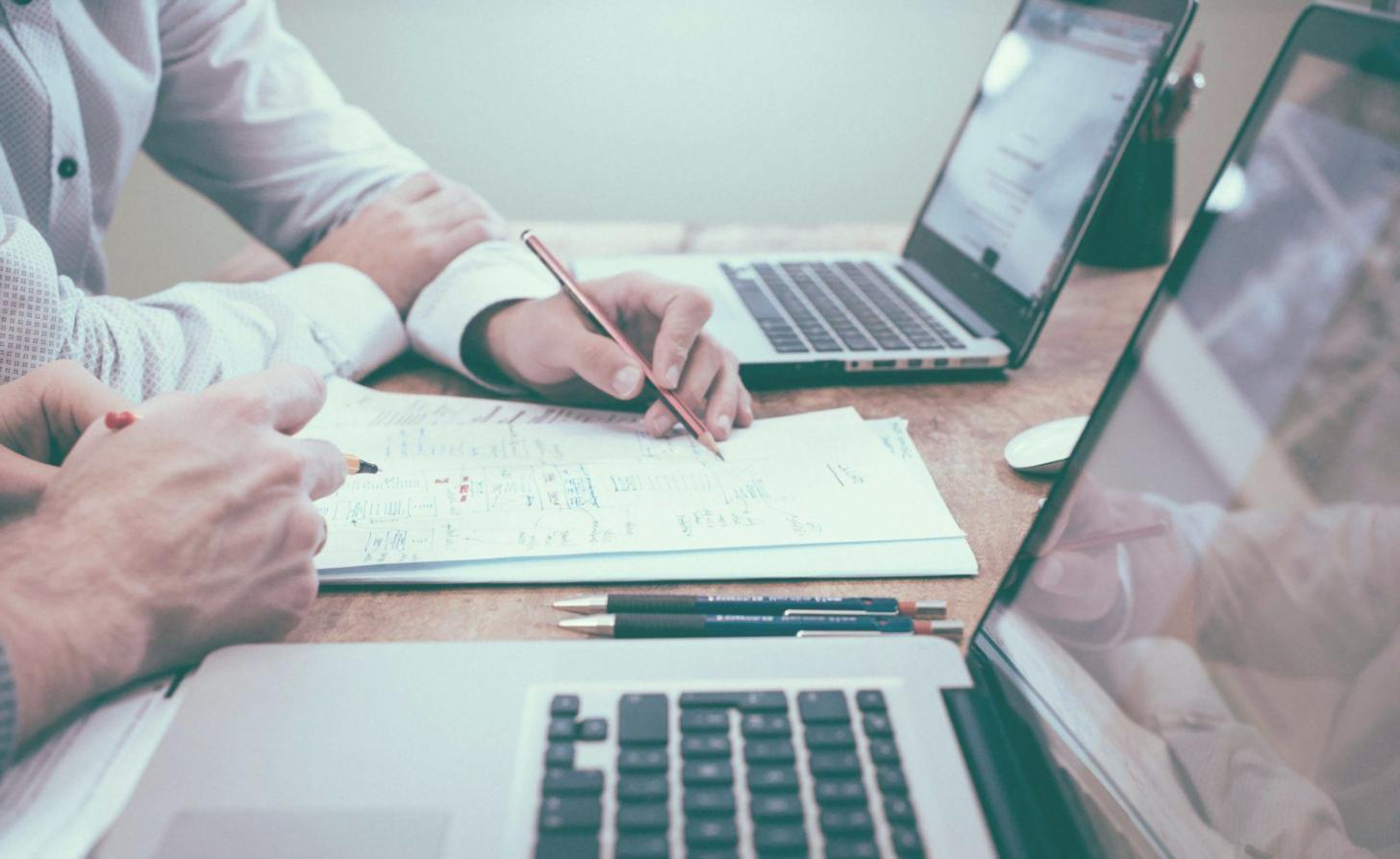 Trader analysiert Finanzdaten auf mehreren Bildschirmen
